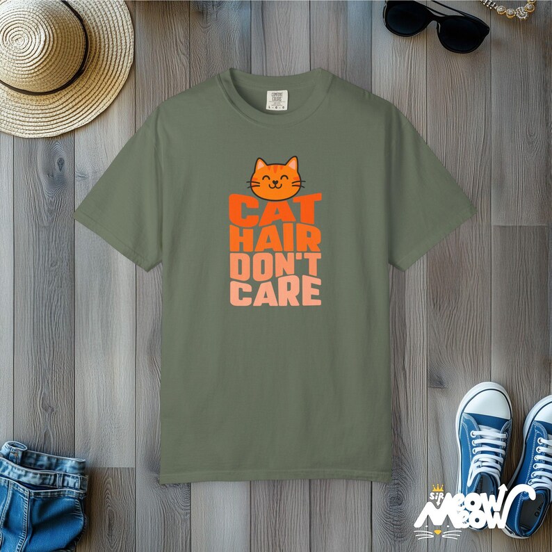 Camiseta Cat Hair Don't Care: Presente engraçado para mãe/pai de gato, camiseta com cores confortáveis Moss