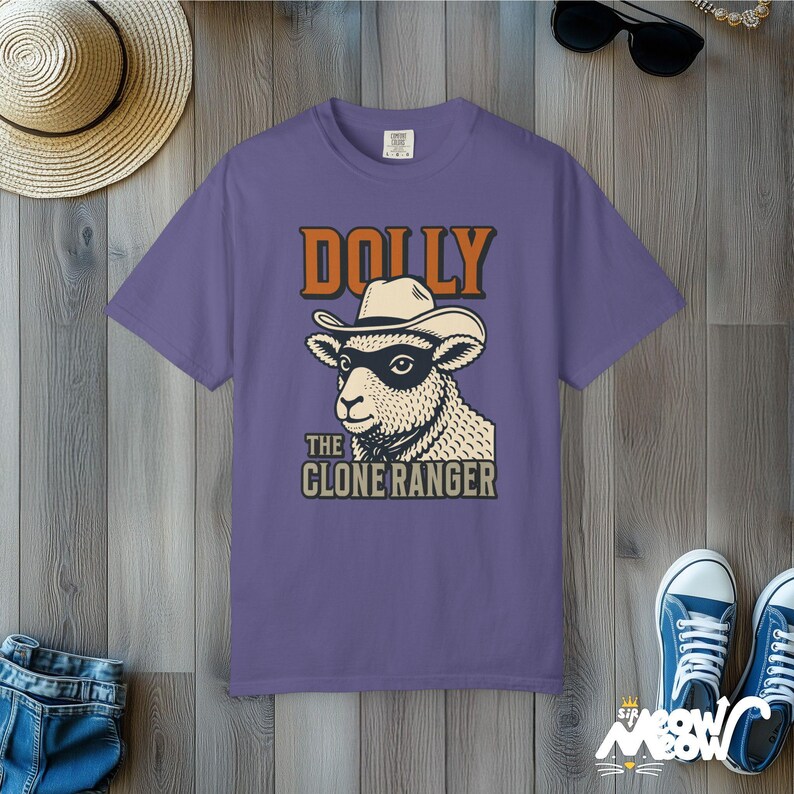 Camiseta de Dolly la Ranger Clonada: Divertida camiseta con estampado de oveja vaquera y colores cómodos. Grape