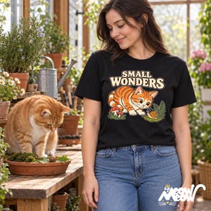 Camiseta Small Wonders con diseño de gato y caracol, regalo para amantes de la naturaleza y el bosque, Gildan 5000 imagen 2