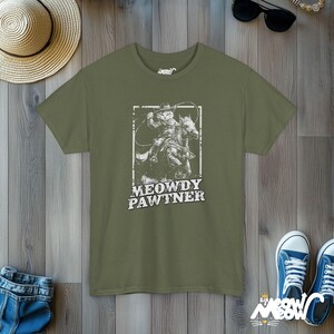 Camiseta engraçada de gato cowboy: Meowdy Pawtner Western Tee Military Green