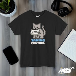 Unter Kontrolle Katze T-Shirt, Unisex Strg-Schlüssel Shirt, Lustiges Programmierer Tee Black