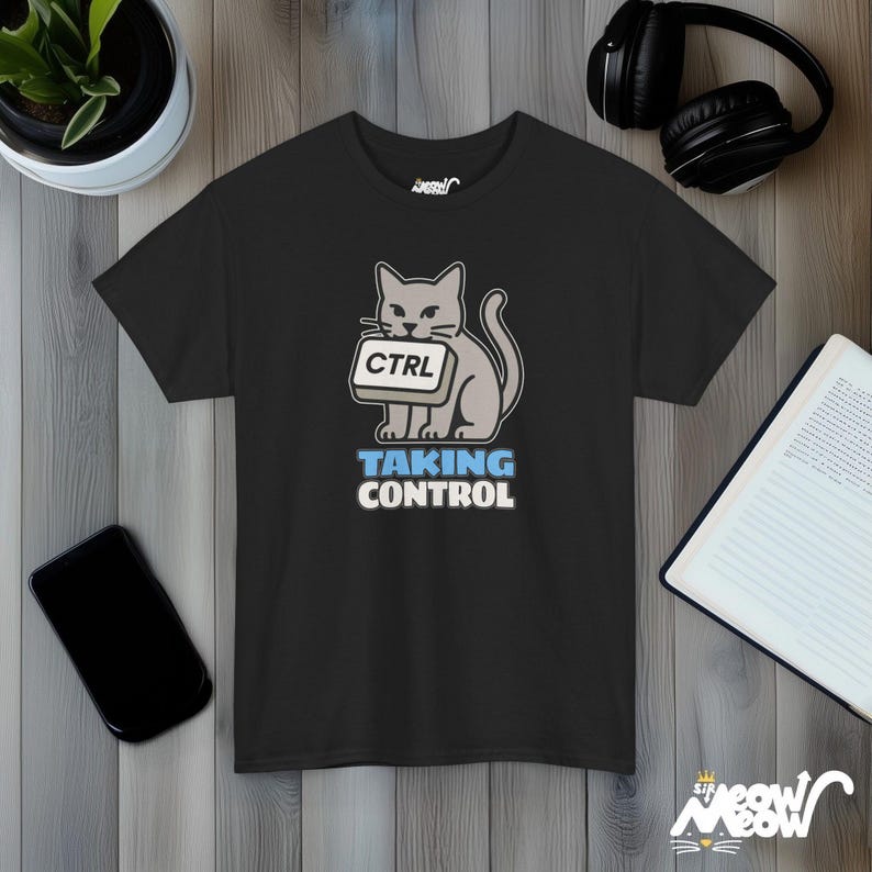 Unter Kontrolle Katze T-Shirt, Unisex Strg-Schlüssel Shirt, Lustiges Programmierer Tee Black