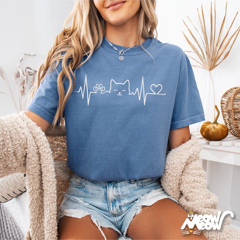 Maglietta Comfort Colors Cat Heartbeat: maglietta minimalista per mamma gatta Blue Jean