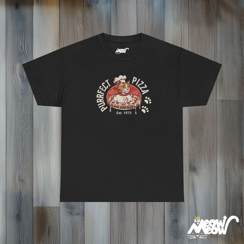 Pode incluir: Camiseta preta com um gr&aacute;fico de um gato usando um chap&eacute;u de chef e segurando uma pizza. O gr&aacute;fico diz "Purrfect Pizza" e "Est. 1973".