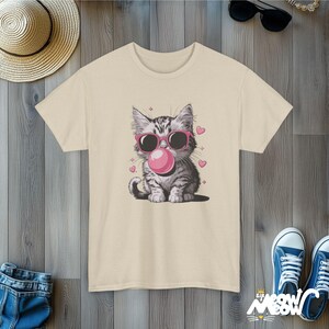 Koszulka z kotem Bubblegum, okulary przeciwsłoneczne vintage, koszulka dla miłośników zwierząt Sand