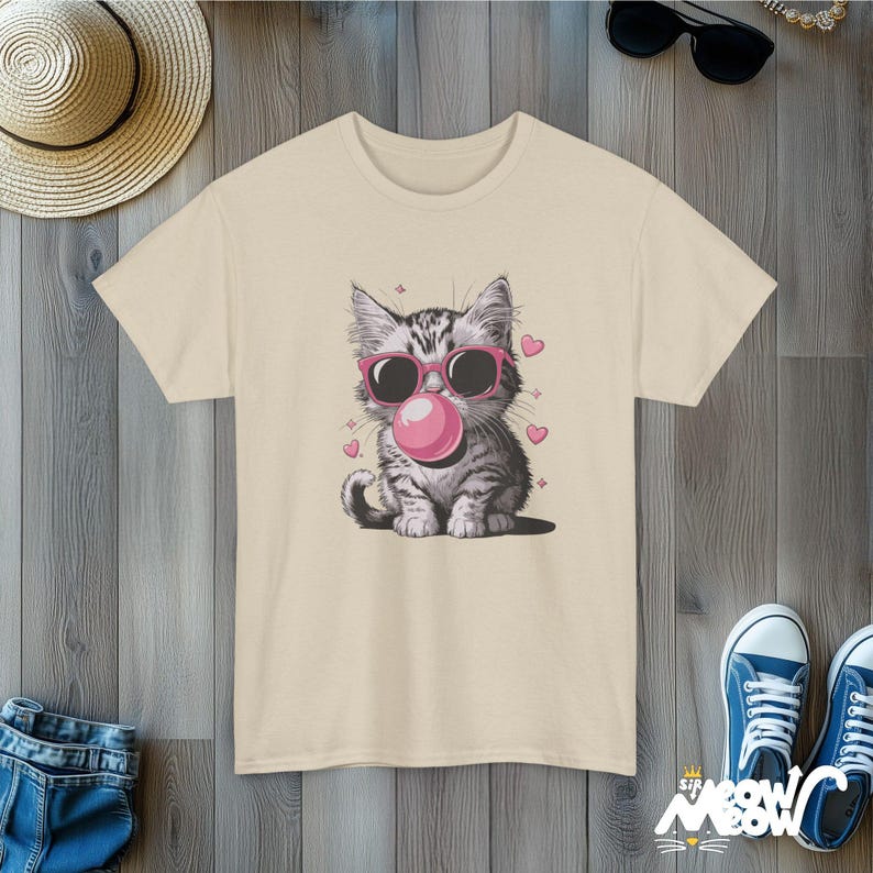Koszulka z kotem Bubblegum, okulary przeciwsłoneczne vintage, koszulka dla miłośników zwierząt Sand