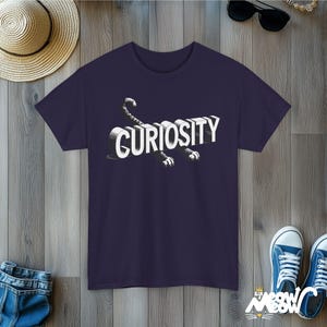 Camiseta unissex Curious Cat: presente divertido para quem ama gatos Blackberry
