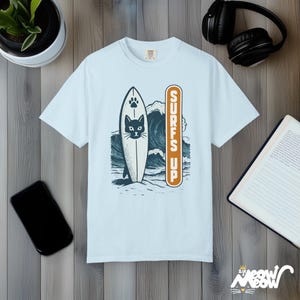 Camiseta Cat Surfs Up: Camiseta retro de gatito surfero, colores cómodos Chambray