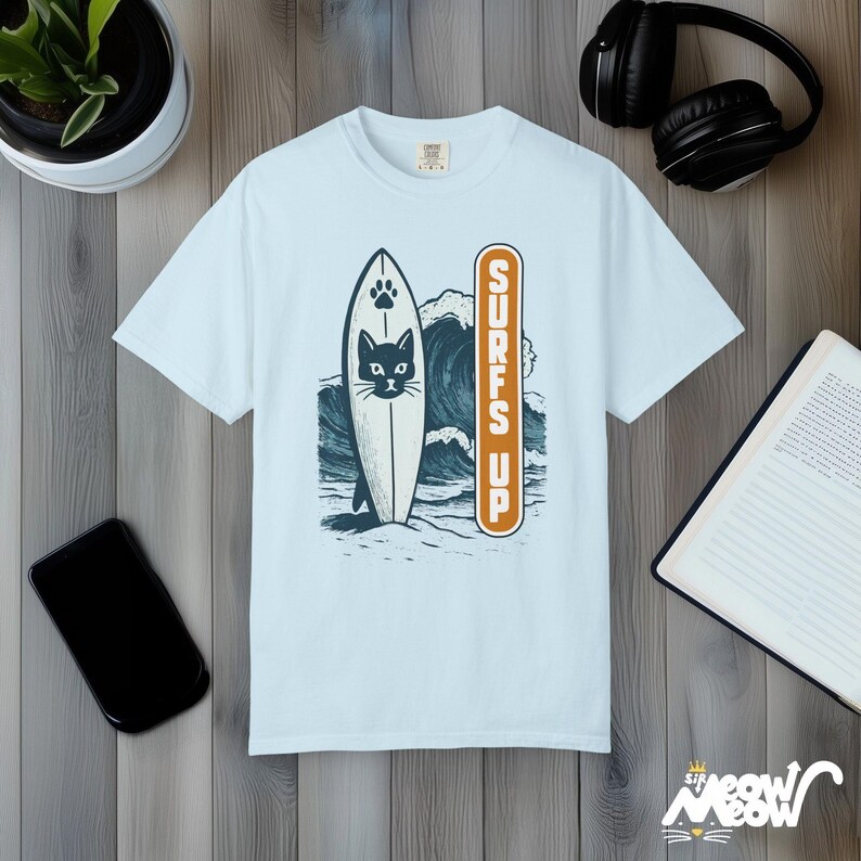 Camiseta Cat Surfs Up: Camiseta retro de gatito surfero, colores cómodos Chambray