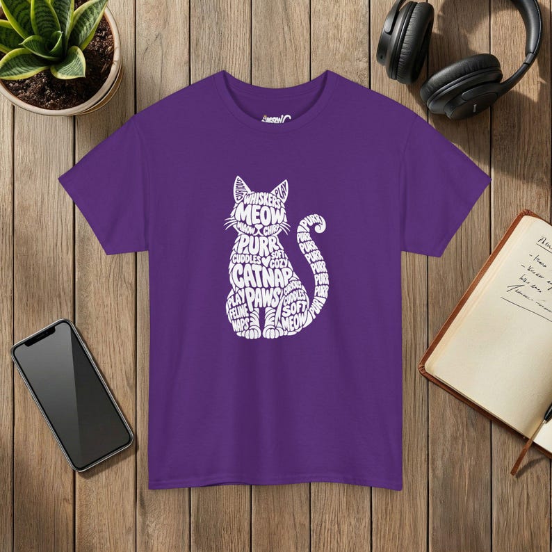 T-shirt unisexe avec motif chat nuage de mots et silhouette de chat typographique. Purple