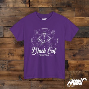 Schwarze Katze Tattoo Parlour T-Shirt: Vintage Unisex Tee Purple