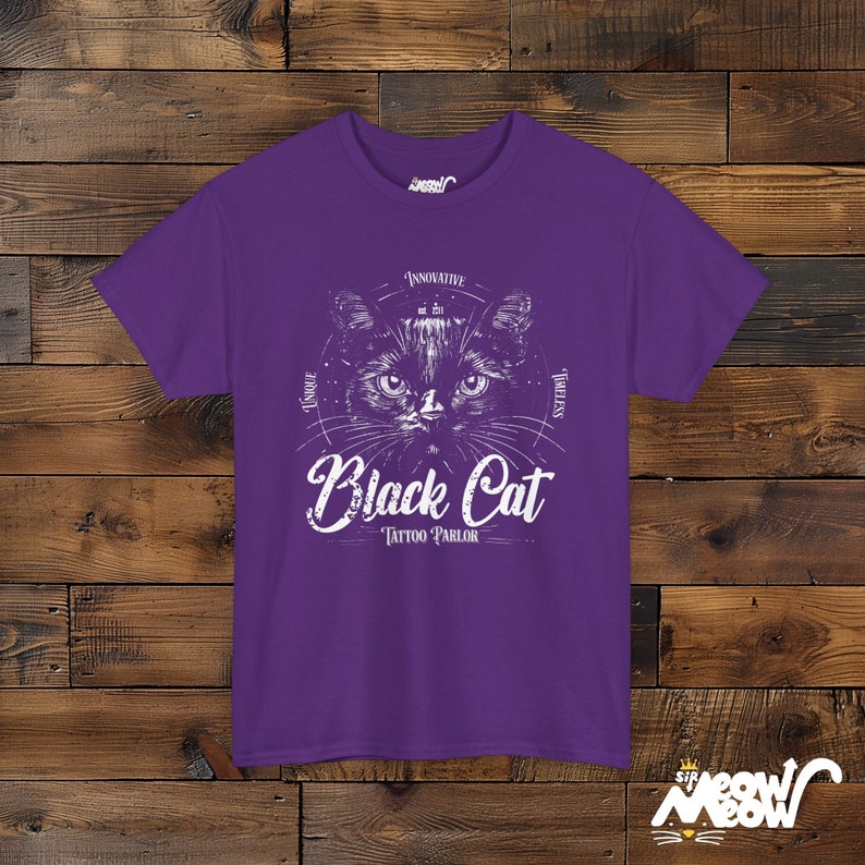 Schwarze Katze Tattoo Parlour T-Shirt: Vintage Unisex Tee Purple