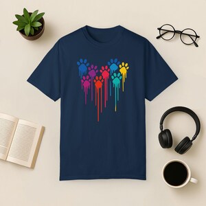 Camiseta con estampado de corazón y pata de arcoíris - Comfort Colors Tee True Navy