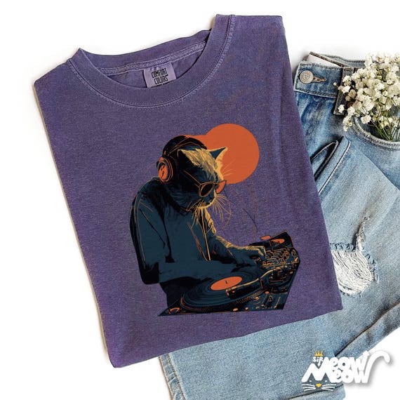 DJ Cat T-Shirt: Retro Turntable Graphic Tee - Comfort Colors