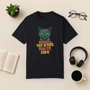 Zombie Cat Comfort Colors T-shirt: Rolig Halloween-tröja Black