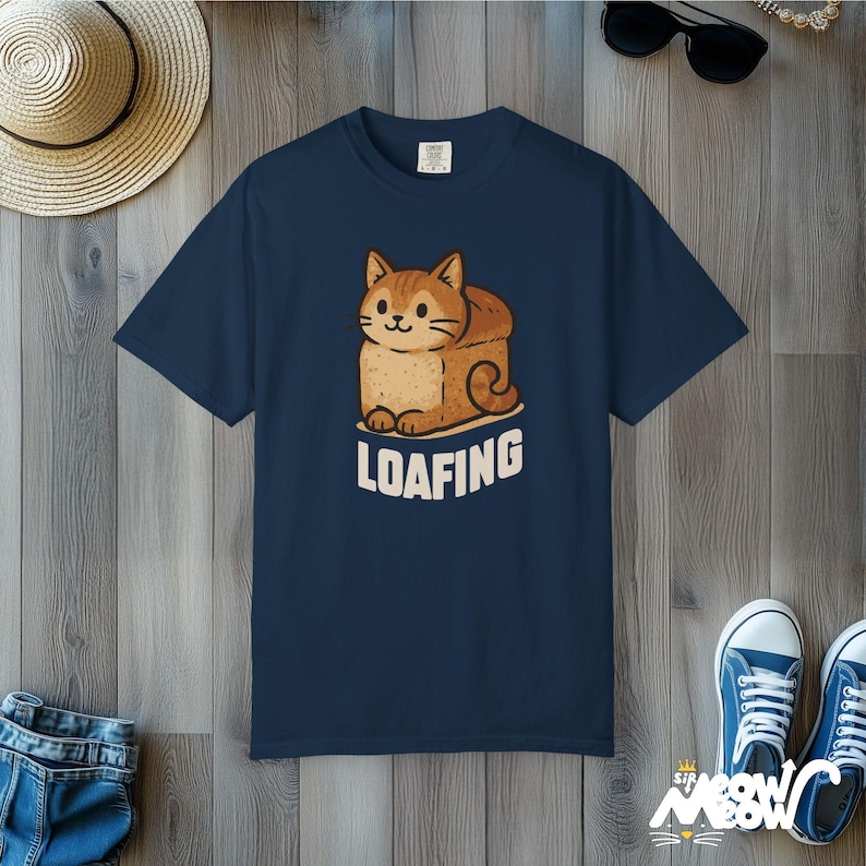 Comfort Colours Loafing Cat-T-shirt: Funny Kitty Bread-T-shirt True Navy