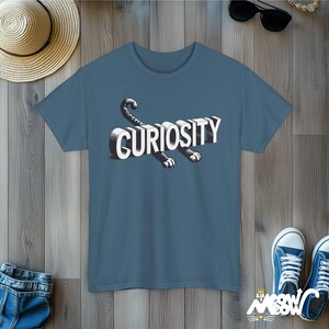 Camiseta unissex Curious Cat: presente divertido para quem ama gatos Indigo Blue