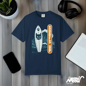 Camiseta Cat Surfs Up: Camiseta retro de gatito surfero, colores cómodos True Navy