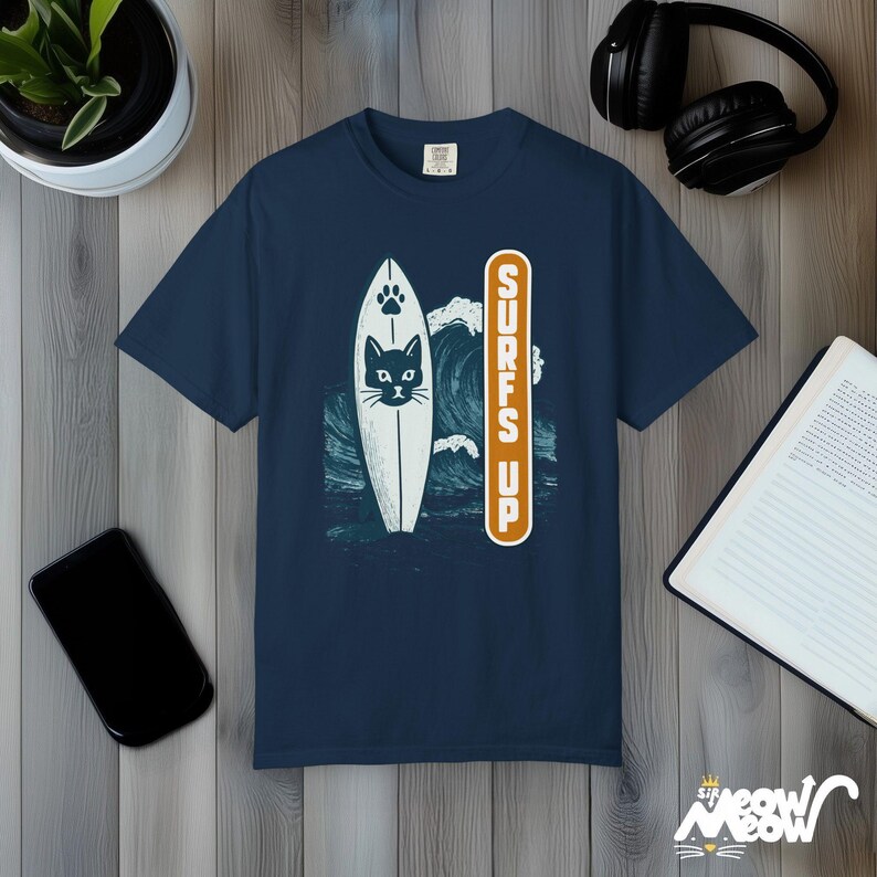 Camiseta Cat Surfs Up: Camiseta retro de gatito surfero, colores cómodos True Navy