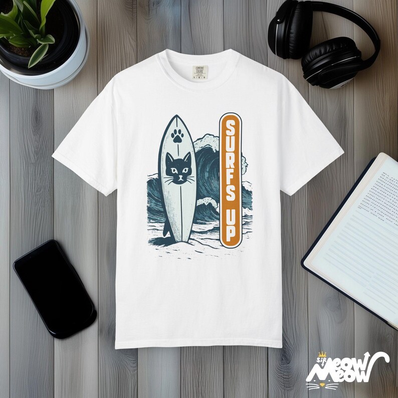 Camiseta Cat Surfs Up: Camiseta retro de gatito surfero, colores cómodos White
