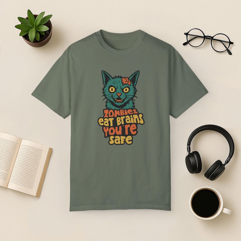 Zombie Cat Comfort Colors T-shirt: Rolig Halloween-tröja Moss
