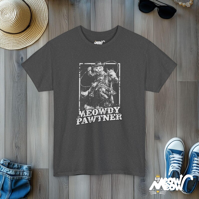 Camiseta engraçada de gato cowboy: Meowdy Pawtner Western Tee Dark Heather