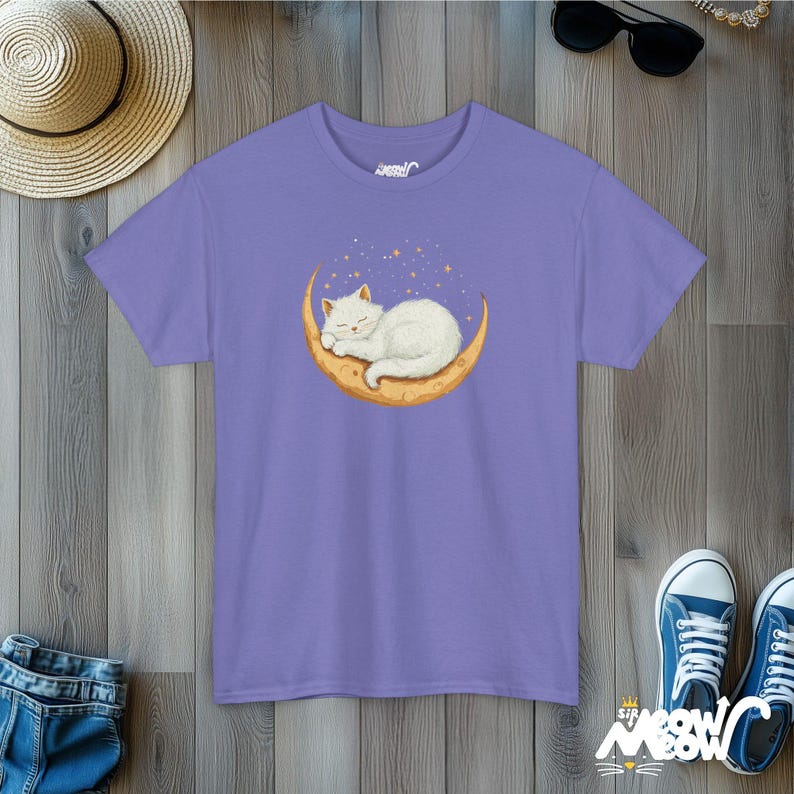 Slapende kat op wassende maan T-shirt | Dreamy Night Sky-T-shirt | Celestial Cat Lover-cadeau Violet