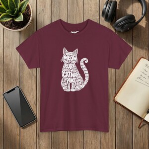 T-shirt unisexe avec motif chat nuage de mots et silhouette de chat typographique. Maroon