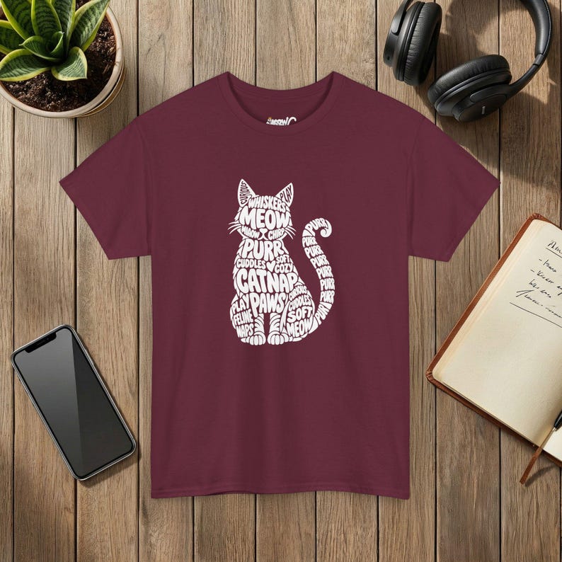 T-shirt unisexe avec motif chat nuage de mots et silhouette de chat typographique. Maroon