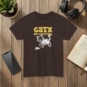 野良猫とネズミのグラフィックTシャツ、いたずら好きな猫のデザイン Dark Chocolate