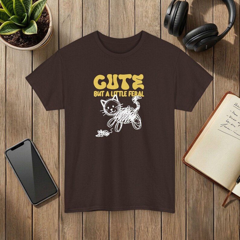 野良猫とネズミのグラフィックTシャツ、いたずら好きな猫のデザイン Dark Chocolate