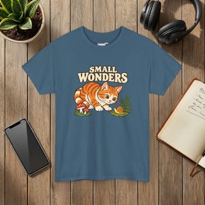 Camiseta Small Wonders con diseño de gato y caracol, regalo para amantes de la naturaleza y el bosque, Gildan 5000 Indigo Blue