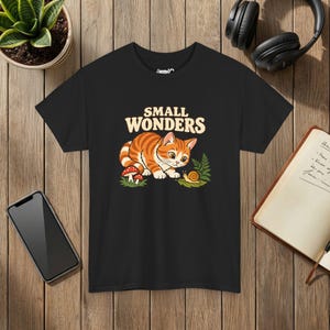Camiseta Small Wonders con diseño de gato y caracol, regalo para amantes de la naturaleza y el bosque, Gildan 5000 Black
