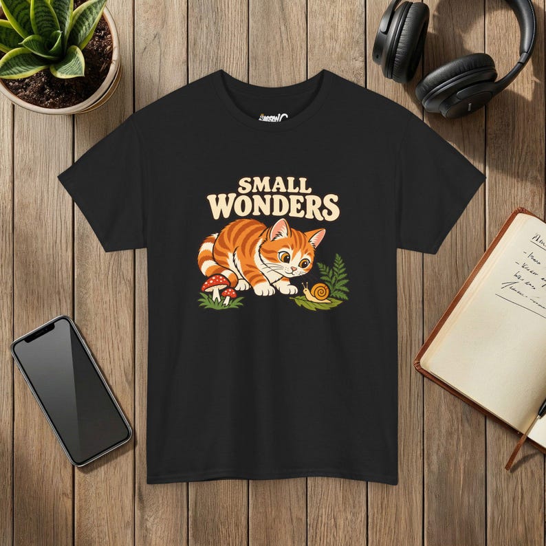 Camiseta Small Wonders con diseño de gato y caracol, regalo para amantes de la naturaleza y el bosque, Gildan 5000 Black
