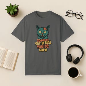 Zombie Cat Comfort Colors T-shirt: Rolig Halloween-tröja Pepper