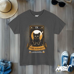 Camiseta Zoomies Tarot Cat: Camiseta de la carta del Caos Felino Dark Heather