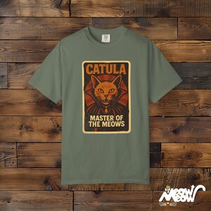 Camisa Catula de Comfort Colors: divertida camiseta de Halloween con gato vampiro Moss