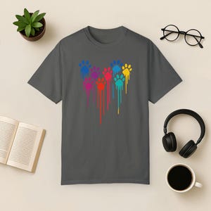 Camiseta con estampado de corazón y pata de arcoíris - Comfort Colors Tee Pepper
