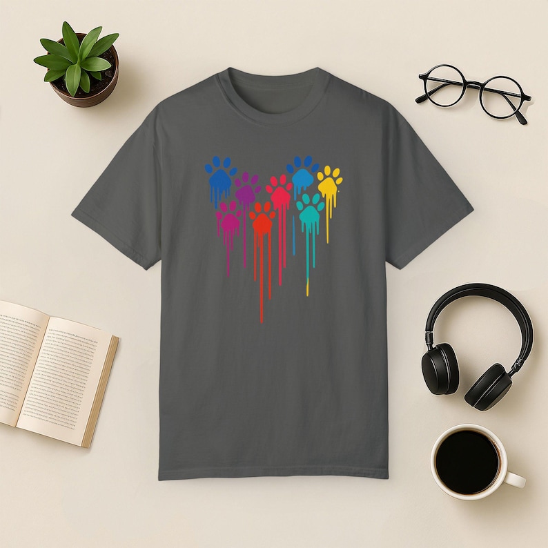 Camiseta con estampado de corazón y pata de arcoíris - Comfort Colors Tee Pepper