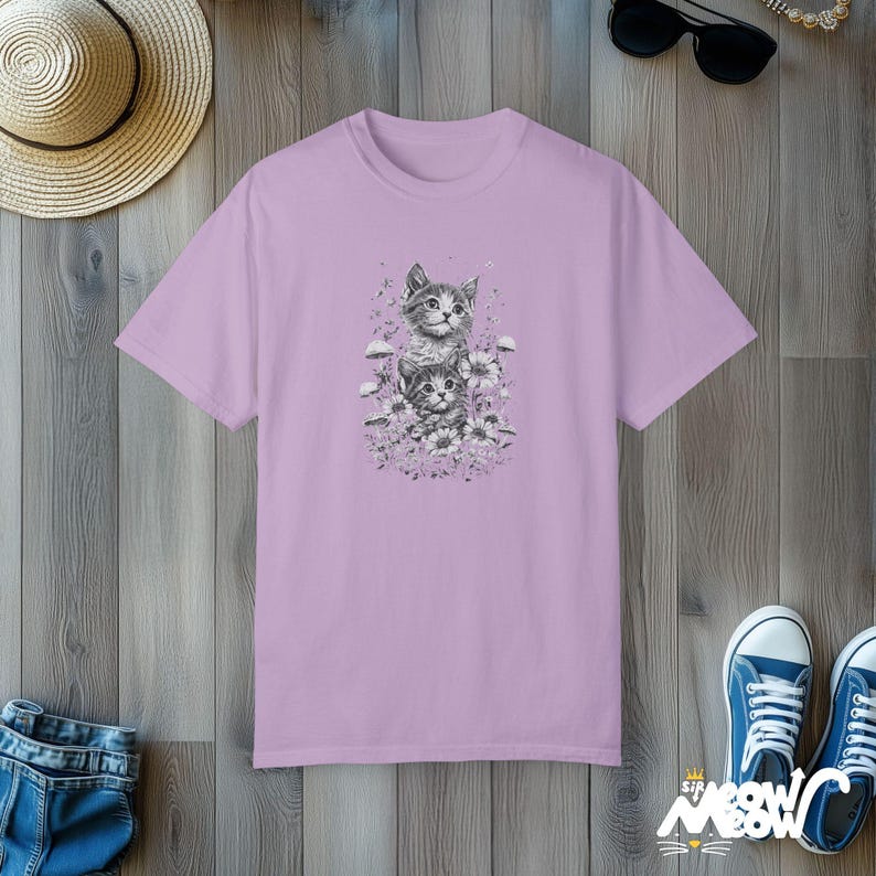 Cottagecore Katzen-T-Shirt: Vintage Kätzchen Blumenmuster Orchid