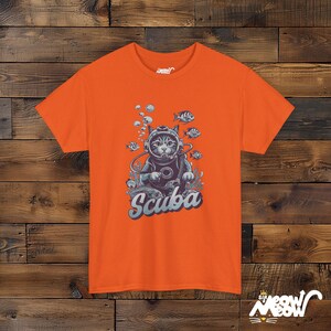Scuba Cat-T-shirt: onderwateravontuurontwerp voor kattenliefhebbers Orange