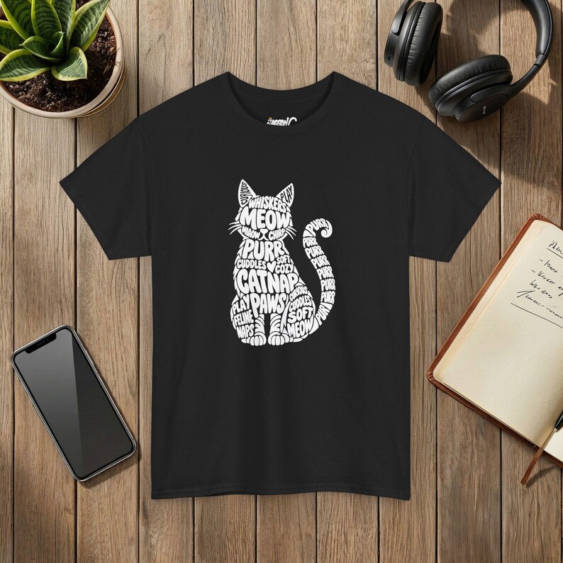T-shirt unisexe avec motif chat nuage de mots et silhouette de chat typographique. Black