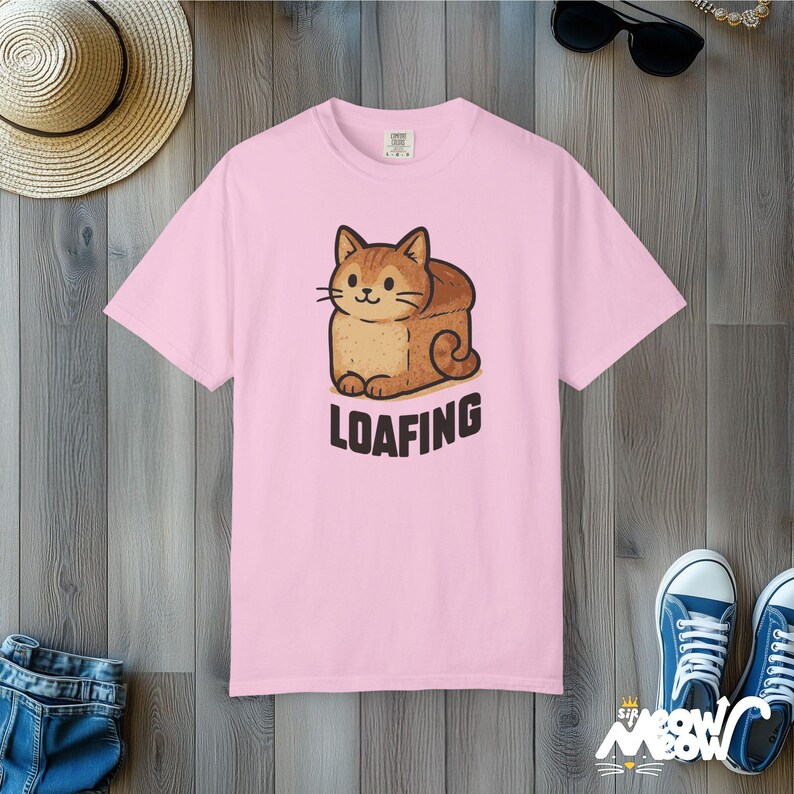 Comfort Colours Loafing Cat-T-shirt: Funny Kitty Bread-T-shirt Blossom