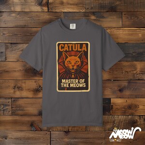 Camisa Catula de Comfort Colors: divertida camiseta de Halloween con gato vampiro Graphite