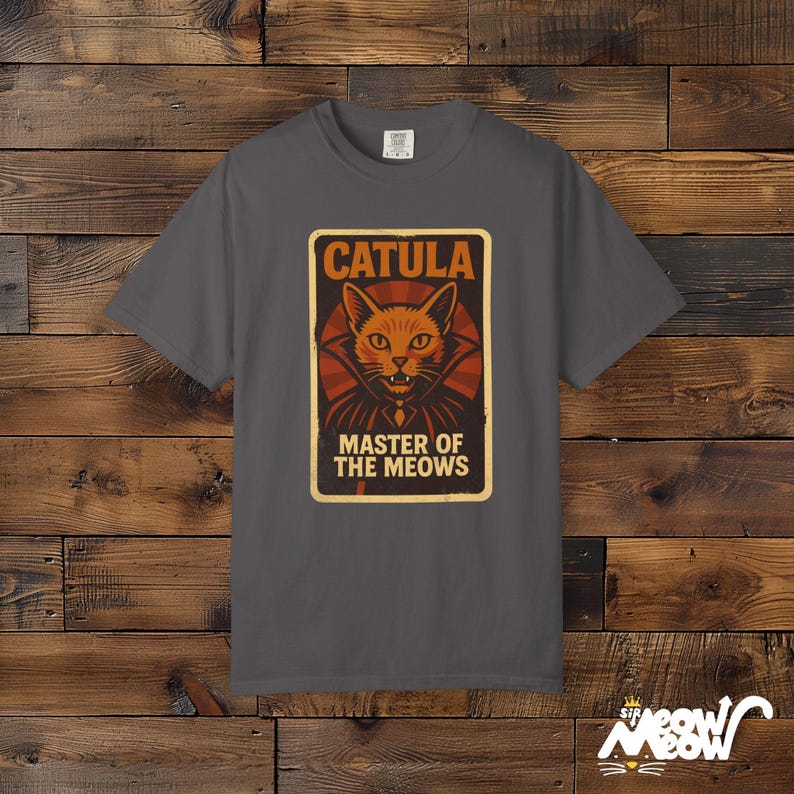 Camisa Catula de Comfort Colors: divertida camiseta de Halloween con gato vampiro Graphite