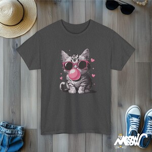 Koszulka z kotem Bubblegum, okulary przeciwsłoneczne vintage, koszulka dla miłośników zwierząt Dark Heather