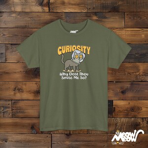 T-shirt grappig nieuwsgierige kat: Curiosity woordspeling, cadeau kattenliefhebber Military Green