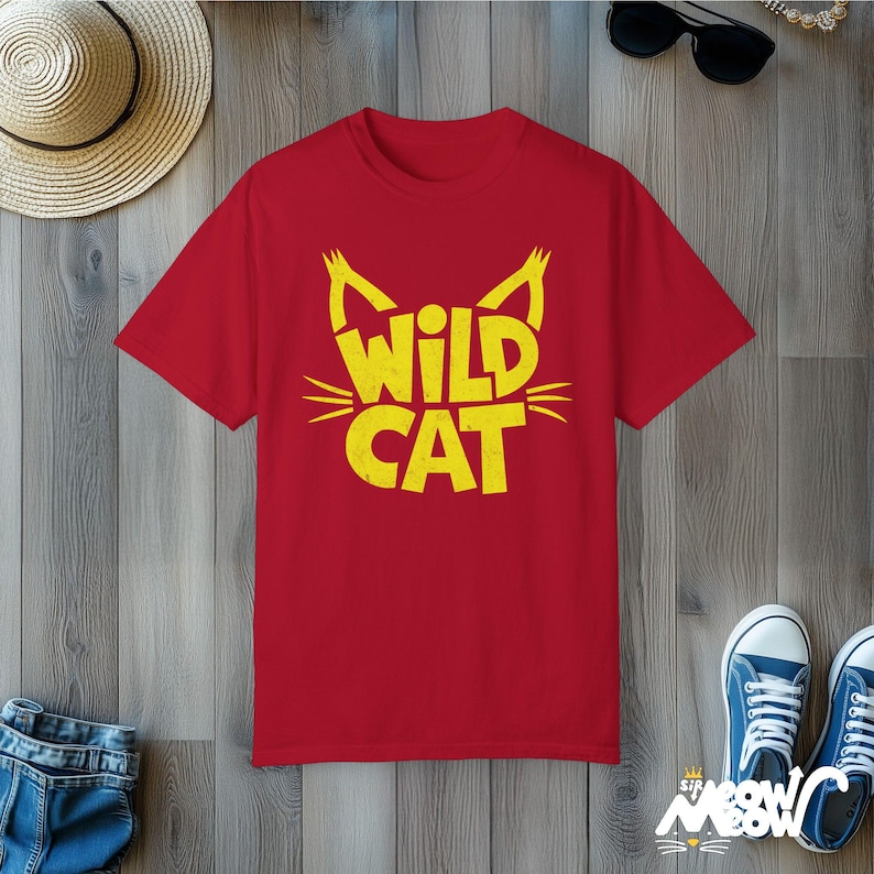 Camiseta de gato salvaje: camiseta con gráficos desgastados, regalo para amantes de los gatos Red