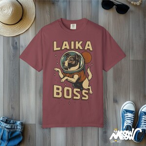 Laika Boss T-Shirt: Retro Space Dog Grafik, Komfortfarben T-Shirt Vineyard
