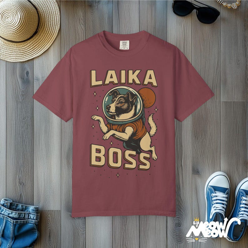 Laika Boss T-Shirt: Retro Space Dog Grafik, Komfortfarben T-Shirt Vineyard